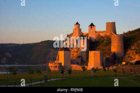 Festung Golubac durch die Donau, Serbien Stockfoto