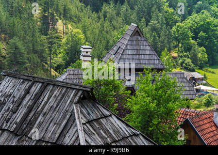 Kabinen in den hölzernen Stadt Drvengrad, ethno-Dorf Der Regisseur Emir Kusturica, Mokra Gora, Serbien Stockfoto