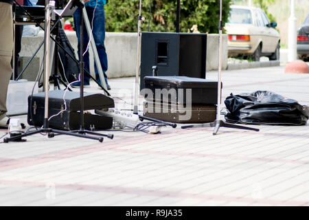 Konzert. Musikinstrumente auf der Bühne. Lautsprecher, Schlagzeug, musikalische Installation Stockfoto