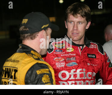 Carl Edwards (R) Gespräche mit mannschaftskamerad Matt Kenseth während eines NASCAR Nextel Cup test Session im Homestead Miami Speedway im Homestead, Florida am 17. Oktober 2006. Stockfoto