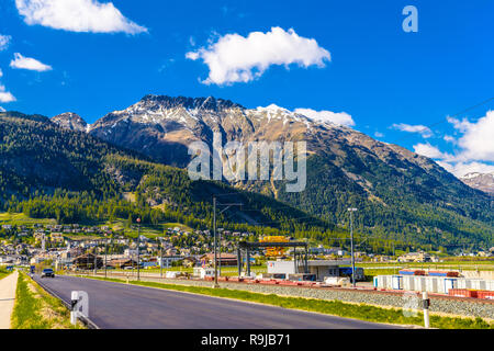 Straße mit Alpen, Samedan, Maloja Graubünden Schweiz Stockfoto