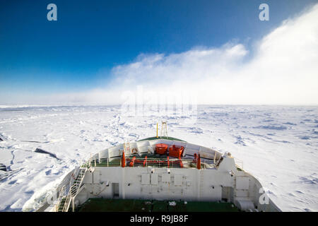 Gefrorene Polar Sea und riesigen eisschollen von der Brücke von der Forschung Eisbrecher Stockfoto