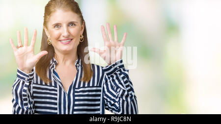 Mittleres Alter reifen Unternehmens Frau über isolierte Hintergrund angezeigt und zeigen mit den Fingern Nummer zehn, während lächelte zuversichtlich und fröhlich. Stockfoto
