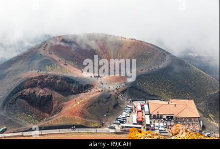 Menschen gehen auf den Krater Silvestri Inferiori (1886 m) auf den Ätna Ätna Nationalpark, Sizilien, Italien Stockfoto