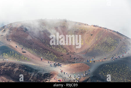 Nicht erkennbare Menschen laufen auf den Krater Silvestri Inferiori (1886 m) auf den Ätna Ätna Nationalpark, Sizilien, Italien. Silvestri Inferiori - seitliche c Stockfoto