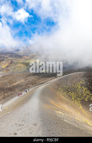 Ätna, Italien - 7. Mai 2018: die Menschen gehen zum Krater Silvestri Superiori (2001 m) auf den Ätna Ätna Nationalpark, Sizilien, Italien. Silvestri Superiori Stockfoto