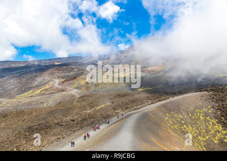 Ätna, Italien - 7. Mai 2018: die Menschen gehen zum Krater Silvestri Superiori (2001 m) auf den Ätna Ätna Nationalpark, Sizilien, Italien. Silvestri Superiori Stockfoto