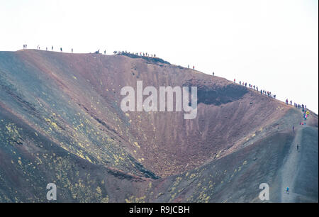 Nicht erkennbare Personen Spaziergang entlang des Kraters Silvestri Superiori (2001 m) auf den Ätna Ätna Nationalpark, Sizilien, Italien. Silvestri Superiori - LATERA Stockfoto