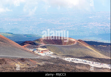 Krater Silvestri Inferiori (1886 m) auf den Ätna Ätna Nationalpark, Sizilien, Italien. Rifugio Sapienza - Touristen parken und die Basisstation auf dem footh Stockfoto