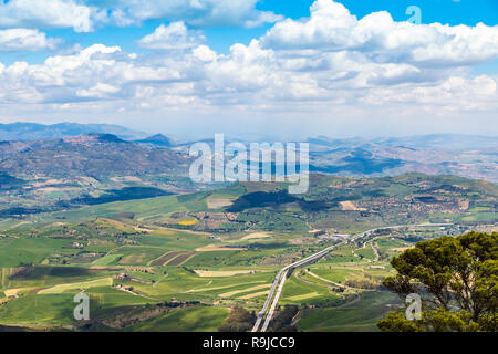 Malerischen grünen hügeligen Tal in der Nähe von Enna city, Sizilien, Italien. Die Autobahn A 19 von Catania nach Palermo auf dem Hintergrund. Blick vom Castello Stockfoto