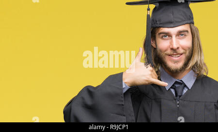 Junge graduierte gutaussehenden Mann mit langem Haar über isolierte Hintergrund lächelnd tun Telefon Geste mit der Hand und der Finger wie im Gespräch am Telefon. Stockfoto