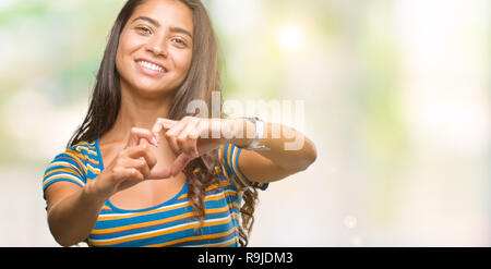 Junge schöne arabische Frau über isolierte Hintergrund lächelnd in Liebe mit Herz und Formen mit den Händen. Romantische Konzept. Stockfoto