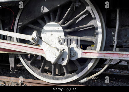 Räder eine Nahaufnahme des alten Lokomotive mit der Dampfmaschine auf die Bahn Stockfoto