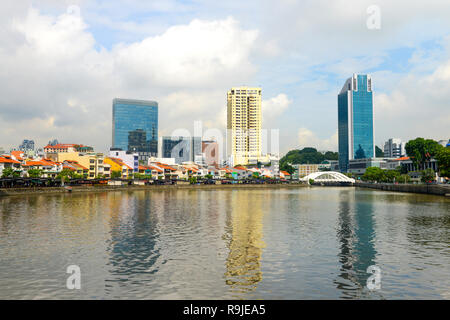 Singapur - November 16, 2018: Querformat von Fullerton Square River. Farbenfrohe Gebäude in Clarke Quay mit moderner Architektur im Hintergrund Stockfoto