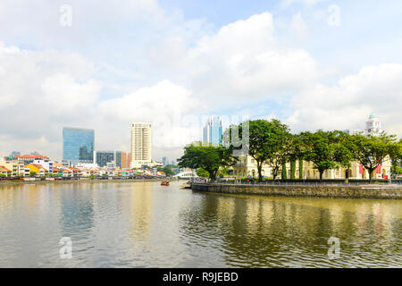 Singapur - November 16, 2018: Querformat von Fullerton Square River. Farbenfrohe Gebäude in Clarke Quay mit moderner Architektur im Hintergrund Stockfoto