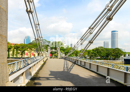 Singapur - November 16, 2018: Cavenagh Bridge ist die einzige Hängebrücke und eine der ältesten Brücken in Singapur, es ist die älteste Brücke in S Stockfoto