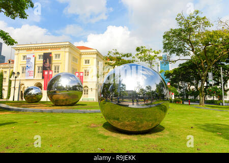 Singapur - November 16, 2018: Spiegelkugeln in Kaiserin vor Asian Civilisations Museum. Das Museum war die obere Museum in Singapur genannt Stockfoto