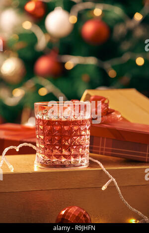 Geschmückten Weihnachtsbaum mit bunten Kugeln und Geschenkboxen zu Hause Stockfoto