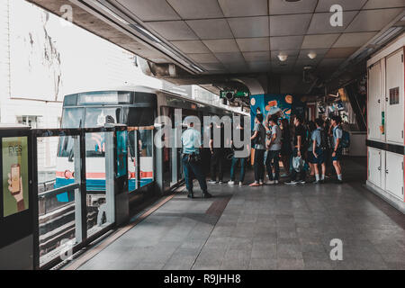 Menschen, BTS Skytrain am Siam Station während der abendlichen Hauptverkehrszeit Stockfoto