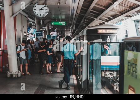 Menschen, BTS Skytrain am Siam Station während der abendlichen Hauptverkehrszeit Stockfoto