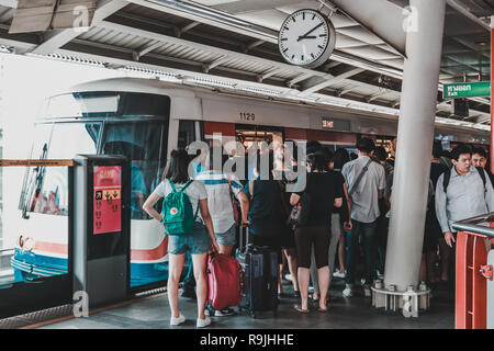 Menschen, BTS Skytrain am Siam Station während der abendlichen Hauptverkehrszeit Stockfoto