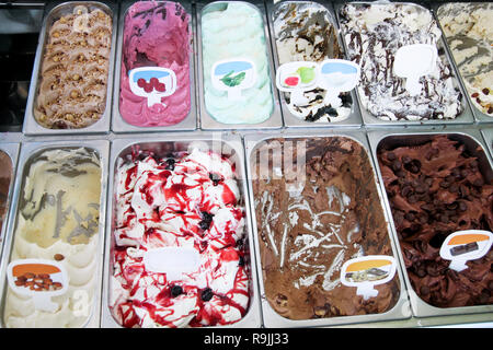 Eis Kühlschrank mit cremig und Obst italienische Eis steel Zähler mit vielen erfrischenden Süße scoopable Aromen. Eis anzeigen. Stockfoto