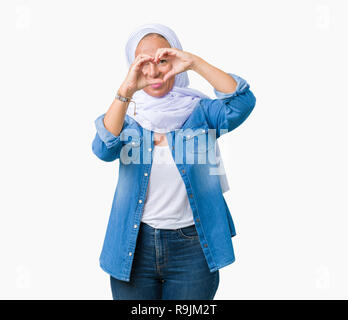 Mittleres Alter östlichen arabischen Frau mit arabischen Hijab über isolierte Hintergrund tun Herzform mit Hand und Finger lächelnd durch Zeichen Stockfoto