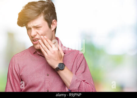 Junge schöne business Mann über isolierte Hintergrund berühren den Mund mit der Hand mit schmerzhaften Ausdruck wegen Zahnschmerzen oder zahnmedizinische Krankheit auf die Zähne. Stockfoto