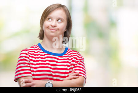 Junge erwachsene Frau mit Down-syndrom über isolierte Hintergrund lächelnd Seite suchen und sie starrte Denken. Stockfoto