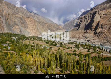 Balti Dorf Turtuk, nach Pakistan, jetzt Teil von Ladakh, Indien, im Herbst unter der 1627-1630 Reichweite und Shyok Fluss gesehen Stockfoto