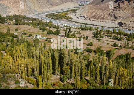 Balti Dorf Turtuk, nach Pakistan, jetzt Teil von Ladakh, Indien, im Herbst unter der 1627-1630 Reichweite und Shyok Fluss gesehen Stockfoto