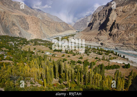 Balti Dorf Turtuk, nach Pakistan, jetzt Teil von Ladakh, Indien, im Herbst unter der 1627-1630 Reichweite und Shyok Fluss gesehen Stockfoto