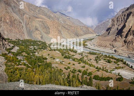 Balti Dorf Turtuk, nach Pakistan, jetzt Teil von Ladakh, Indien, im Herbst unter der 1627-1630 Reichweite und Shyok Fluss gesehen Stockfoto