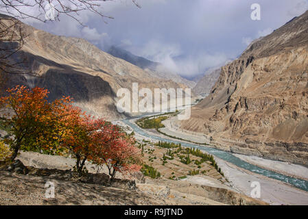 Balti Dorf Turtuk, nach Pakistan, jetzt Teil von Ladakh, Indien, im Herbst unter der 1627-1630 Reichweite und Shyok Fluss gesehen Stockfoto