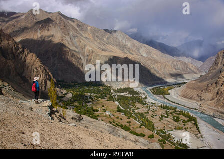 Trekking über den Balti Dorf Turtuk, nach Pakistan, jetzt Teil von Ladakh, Indien, im Karakorum Stockfoto