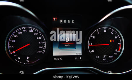 Moderne Auto Tacho. Nahaufnahme Schuss von dem Armaturenbrett eines Autos Stockfoto