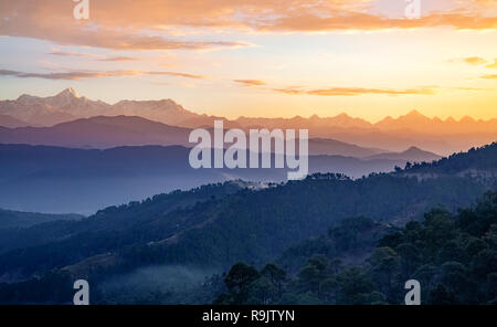 Himalaya Gebirge bei Sonnenaufgang mit malerischer Landschaft als von Kausani Uttarakhand Indien gesehen. Stockfoto