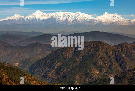 Kumaon Himalaya Spektrum mit bemerkenswerter Gipfel wie Trishul, Nanda Devi und Panchuli von binsar Uttarakhand Indien sichtbar. Stockfoto