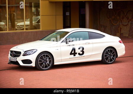 Kiew, Ukraine - 4. Oktober 2016: Mercedes Benz-Sterne-Erfahrung. Die interessante Serie von Testfahrten Stockfoto