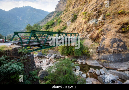 Berg Brücke mit einer malerischen Landschaft in der Nähe von Birthi Wasserfall bei Munsiyari Uttarakhand Indien. Stockfoto