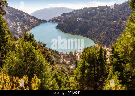Luftaufnahme von Nainital Lake auch als mango See mit Nainital Stadtbild in Uttarakhand Indien bekannt. Stockfoto