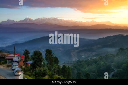 Garhwal Himalaya Gebirge bei Sonnenaufgang mit Moody Himmel wie aus Kausani Uttarakhand Indien gesehen. Stockfoto