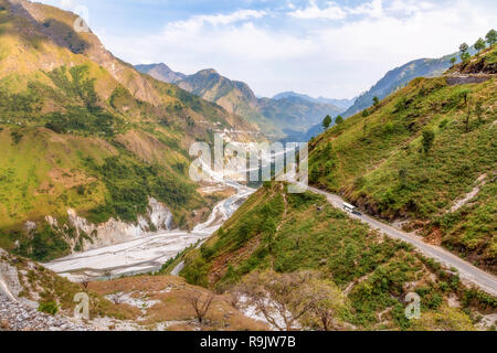 Antenne malerische Landschaft mit Berg River Valley und Autobahn Straße an Munsiyari Uttarakhand Indien. Stockfoto