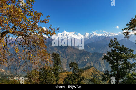 Die malerische Landschaft mit majestätischen Himalaya Panchchuli Schnee Gipfel wie von Munsiyari Uttarakhand Indien gesehen. Stockfoto