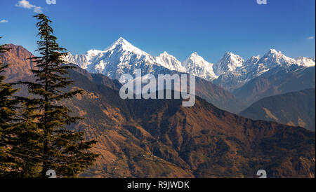 Himalaya mit Panchchuli snow Peaks von Munsiyari Uttarakhand Indien sichtbar. Stockfoto