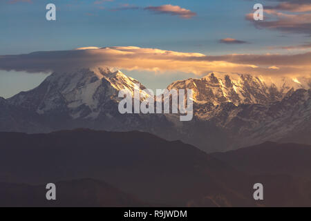 Himalaya Spektrum bei Sonnenuntergang mit wolkenbildung über Trishul peak ab Kausani Uttarakhand Indien gesehen. Stockfoto
