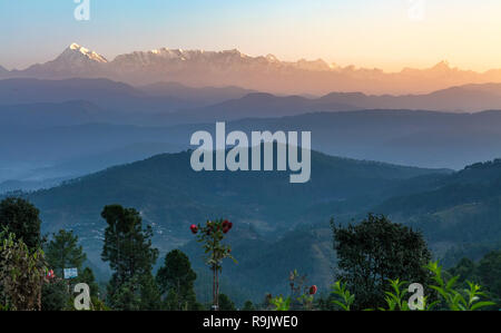 Himalaya Gebirge bei Sonnenaufgang mit Moody Himmel wie aus Kausani Uttarakhand Indien gesehen. Stockfoto