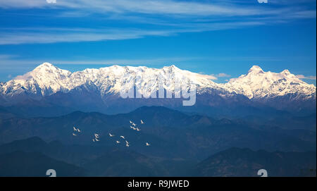 Kumaon Himalaya Gebirge mit Blick auf fliegende Zugvögel ab Binsar Nullpunkt Uttarakhand Indien gesehen. Stockfoto