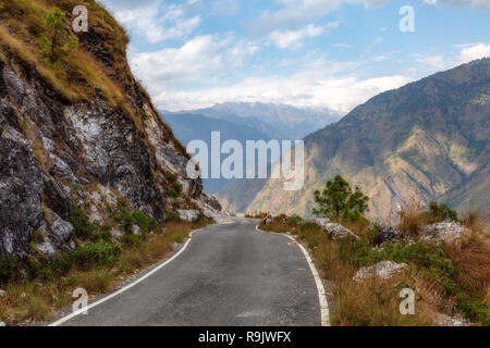 Himalaya Mountain Road auf dem Weg von Kausani auf Munsiyari in Uttarakhand Indien mit malerischer Landschaft Stockfoto