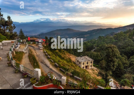 Malerische Sonnenaufgang am Kausani Uttarakhand mit Blick auf den Himalaya und angrenzenden Berg Tal Stockfoto